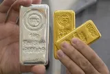 Vàng 'mắc kẹt' nhưng kim loại 'anh em' này thì không - khác biệt ở đâu?