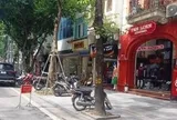 Nhiều cửa hàng 'ngang nhiên' chiếm dụng lòng đường Hà Nội