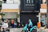 Hàng loạt cửa hàng kim cương đóng cửa: Bỏ ngỏ quyền lợi khách hàng
