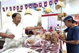 Từ gian hàng nhỏ, đặc sản Việt tìm đường ra thị trường quốc tế