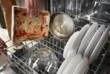 Vì sao máy rửa bát chạy xong mà bát đĩa vẫn bẩn? Thợ sửa chữa chỉ ra 1 nguyên nhân nhiều người bỏ qua