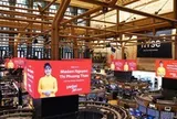 Nữ tiến sĩ Việt Nam xuất hiện trên toàn bộ màn hình tại Sở giao dịch chứng khoán lớn nhất thế giới, cùng Ngoại trưởng Mỹ Marco Rubio rung chuông mở phiên