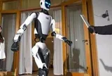 Robot hộ vệ gây chú ý với màn tước dao, nâng ô tô giải cứu người