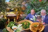 Việt Nam có quán ăn đón liên tiếp 3 nguyên thủ, đãi toàn rau muống xào tỏi, có vị còn xắn tay vào bếp cuốn nem cua bể