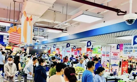 TTTM đông nghịt, hàng ăn hầu như không còn chỗ trống