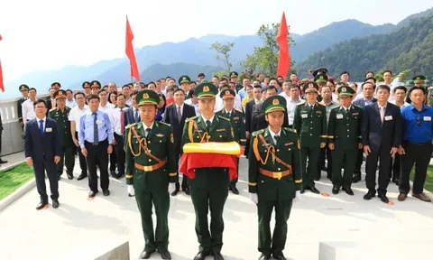 Lễ thượng cờ và gắn biển công trình Cột cờ A Pa Chải