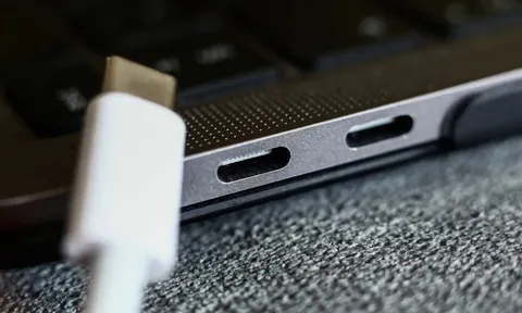 Sạc smartphone bằng bộ sạc USB-C của laptop liệu có an toàn?