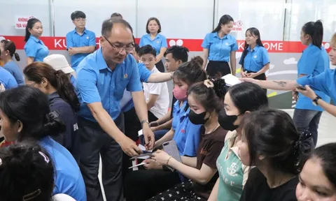 Bình Phước: Trao 195 phần quà cho công nhân có hoàn cảnh khó khăn, bị tai nạn lao động, bệnh nghề nghiệp