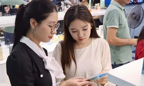 "Đối tượng buôn hàng giả qua mạng trốn biệt tăm, đến kiểm tra thấy mỗi bàn ghế"