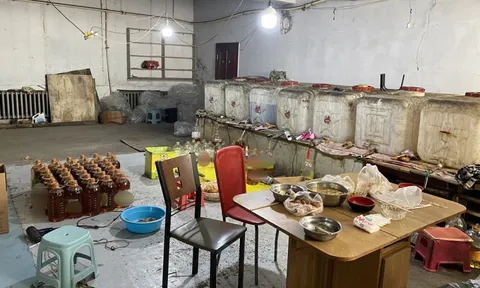 Trung Quốc: Đột kích căn nhà ở ngoại ô, thu giữ hàng trăm lít dầu ăn giả, số tiền lên đến 25 tỷ đồng
