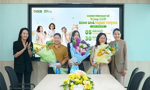 Những khách hàng may mắn đầu tiên nhận giải thưởng từ OCB