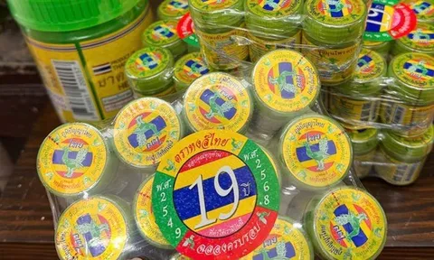 Người tiêu dùng Việt sốc khi biết tin dầu hít mũi "quốc dân" của Thái Lan bị nhiễm khuẩn