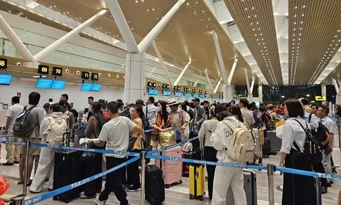 Vé máy bay Tết cạn nhanh, nhiều người chấp nhận bay đêm dù giá cao chót vót