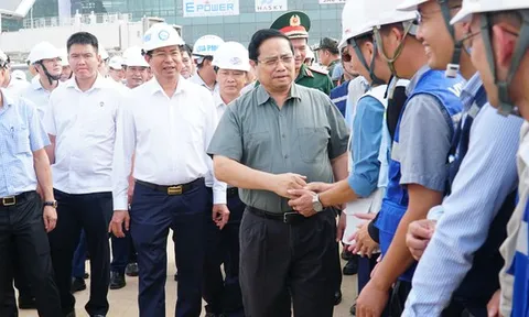 Trước ngày trọng đại, Thủ tướng thị sát và chỉ đạo "nóng" tại siêu dự án 16 tỷ USD của Việt Nam