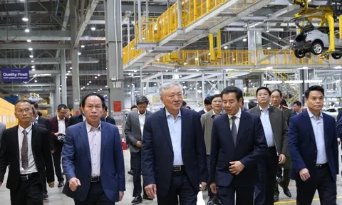 Thăm nhà máy VinFast, Phó Thủ tướng chỉ ra hướng đi đúng của Tập đoàn tỷ phú Phạm Nhật Vượng