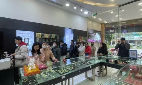 Bạc thế giới vượt 110 USD/ounce, giá trong nước lập đỉnh mới