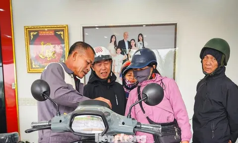 Giá xăng tăng cao, nhiều người đổ xô tìm mua xe điện