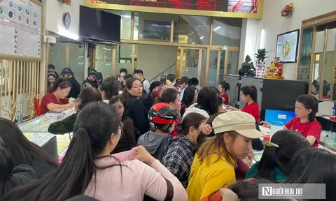 Phố vàng xứ Nghệ đông nghịt người ngày vía Thần Tài