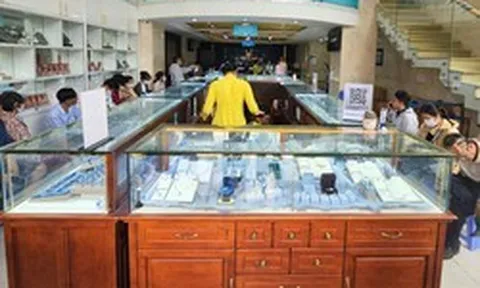 Sau cú rơi 8 triệu đồng/lượng, tiệm vàng xuất hiện cảnh hiếm gặp