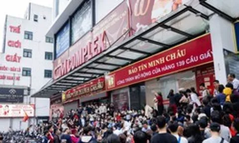 Giá vàng giảm mạnh, người Hà Nội chen chúc từ rạng sáng “bắt đáy”: "Giảm sâu thế này nên tranh thủ mua một ít"