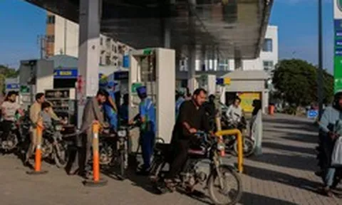 Từng khoe kỷ lục 20 tàu vượt eo biển Hormuz giữa chiến sự, quốc gia châu Á này lại bất ngờ tăng giá xăng dầu lên mức không tưởng - tương đương 150.000 đồng/lít dầu diesel