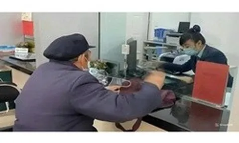 Phát hiện nhân viên ngân hàng cố tình trì hoãn phục vụ cụ ông chuyển khoản 200 triệu đồng: Công an Hà Nội vào cuộc điều tra