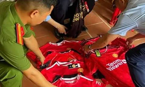 Xử phạt người phụ nữ bày bán 7 bộ quần áo giả nhãn hiệu Manchester United