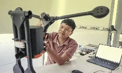 Nhét gọn vào ba lô cá nhân, mang 4 camera, sức nâng lên đến 15kg: Thiết bị do Tiến sĩ Việt tạo ra đã vượt 'khe cửa hẹp' của Bộ Chiến tranh Mỹ