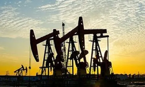 Giá dầu tăng 10%, mạnh nhất sau 6 năm sau khi ông Trump tái áp đặt lệnh phong tỏa Iran