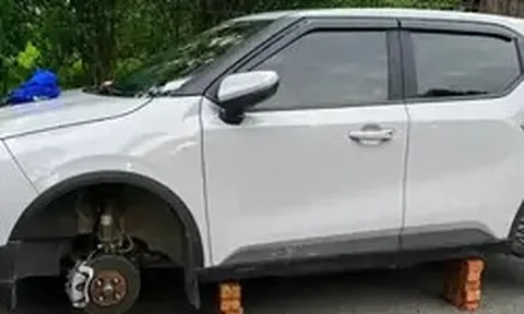 Ô tô đỗ qua đêm ở khu đô thị bị trộm mất 2 bánh