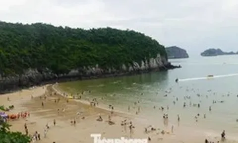 Bãi tắm đẹp nhất Cát Bà vắng khách dịp 2/9