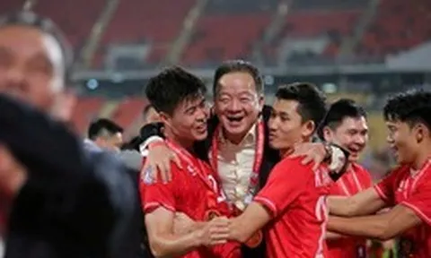 Việt Nam có hai cha con doanh nhân cùng mê bóng đá: Cha là sáng lập tập đoàn lớn, hiện là chủ tịch ngân hàng...con đứng đầu hãng hàng không