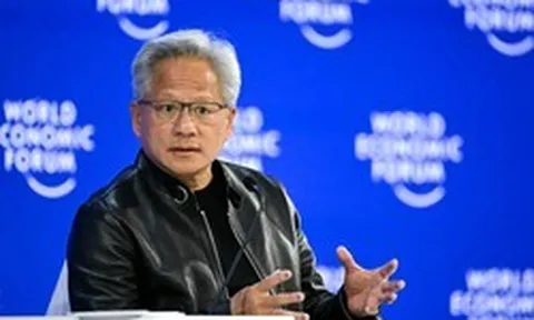 "Chúng tôi sẽ không để AI chậm lại": Jensen Huang bật loa ngoài cho Trump nghe giữa sự kiện