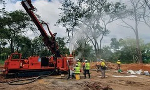 Khoan 6 mét vào lòng đất, phát hiện một dải khoáng hóa chứa vàng kéo dài 1km