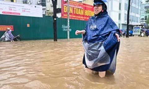 Đường Hà Nội biến thành sông sau cơn mưa lớn, người dân phải lội bộ đi làm