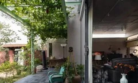 Ngôi nhà 'quay lưng' với phố, mở ra khu vườn bên sông