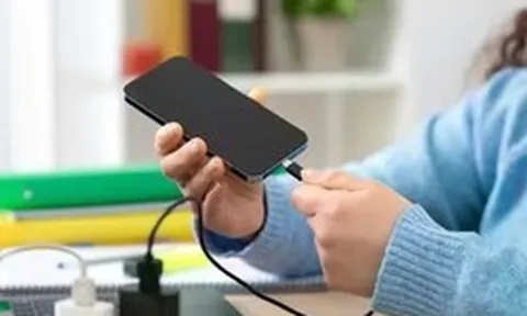Lời khuyên cho những người thường xuyên sạc điện thoại đến 100%