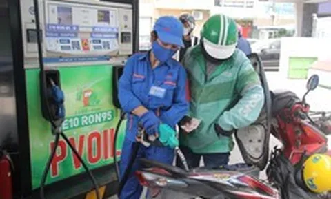 Doanh nghiệp tự quyết giá xăng dầu: Bộ Công Thương giám sát cách nào?