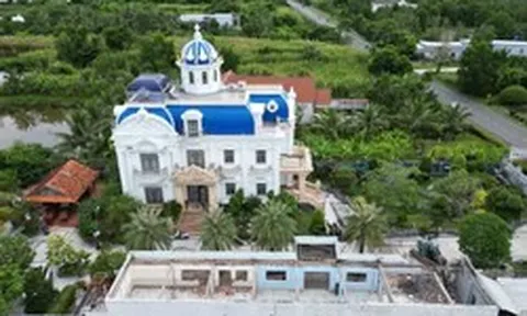 Chủ 'tòa nhà đẹp nhất Cà Mau' đập bỏ phần xây vi phạm