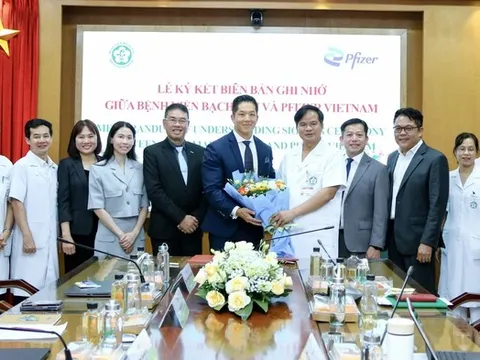 Pfizer Việt Nam và Bệnh viện Bạch Mai ký biên bản ghi nhớ tăng cường hợp tác chăm sóc sức khỏe