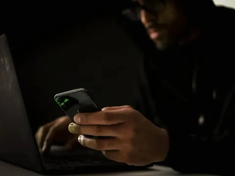 Cảnh báo chiêu lừa đảo công nghệ cao nhắm vào người dùng iOS, Android