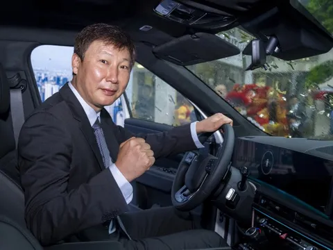 Hyundai Thành Công bàn giao xe Santa Fe bản cao nhất cho HLV tuyển Việt Nam Kim Sang-sik