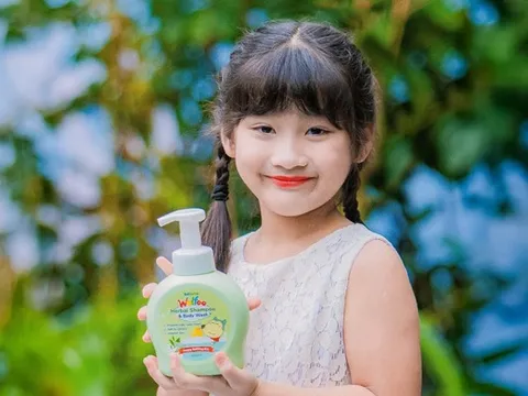 Giải pháp chăm da, chống côn trùng cho bé mùa du lịch
