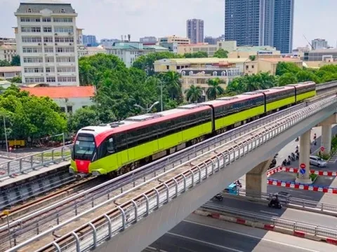 Đường sắt Nhổn - ga Hà Nội mất điện đột ngột, phát thanh liên tục trấn an hành khách