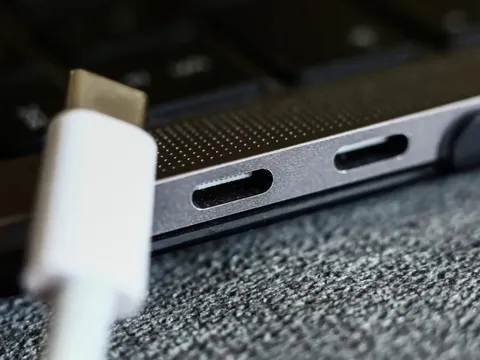 Sạc smartphone bằng bộ sạc USB-C của laptop liệu có an toàn?