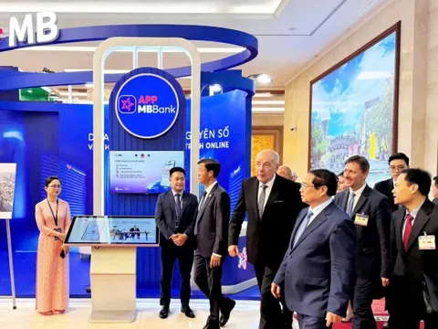 MB đón Thủ tướng tham quan không gian công nghệ trong Sự kiện Chuyển đổi số 2025