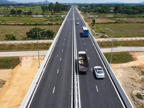 Hưởng lợi từ cao tốc Bắc Nam: Một doanh nghiệp bán xăng lãi tăng vọt, chia cổ tức kỷ lục, cổ phiếu từng tăng phi mã 3.500%