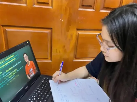 Sĩ tử tận dụng mạng xã hội để ôn thi hiệu quả