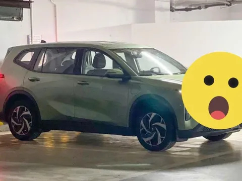 VinFast Limo Green lộ diện ngoài đời, ảnh tràn ngập mạng xã hội: Thiết kế của xe do người Việt làm 100%
