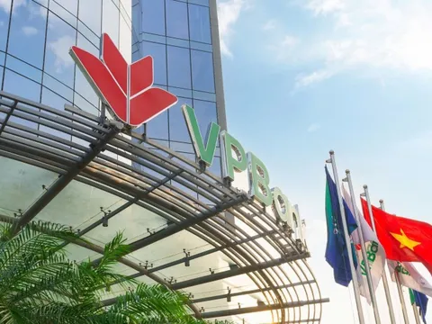 Từ cúc trắng đến màn mưa lịch sử: VPBank “sĩ” về truyền thông lẫn kinh doanh